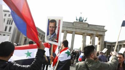 Centenas de sírios em manifestação de apoio a Bashar al-Assad