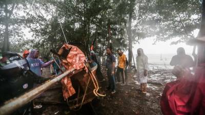 Centenas de turistas retidos nas ilhas na Tailândia devido a tempestade tropical