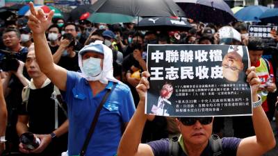 Centenas marcham contra violência e Governo no norte de Hong Kong