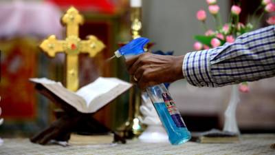 Centros comerciais e locais de culto autorizados a reabrir na Índia