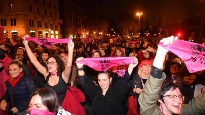 Cerca de 150 mil mulheres manifestam-se em Roma contra a violência de género
