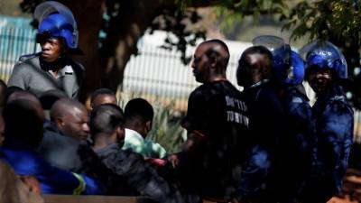 Cerca de 20 opositores do Zimbabué vão hoje a tribunal