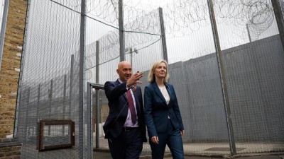 Cerca de 200 presos envolvidos em tumulto numa prisão de Inglaterra