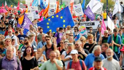Cerca de 35.000 alemães manifestam-se contra extrema-direita em Dresden