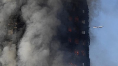 Cerca de 40 feridos em incêndio em torre residencial em Londres