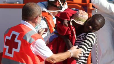 Cerca de 400 migrantes chegaram hoje ao porto do Pireu vindos da ilha de Lesbos