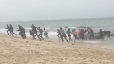Cerca de 50 migrantes desembarcam numa praia cheia de banhistas em Espanha