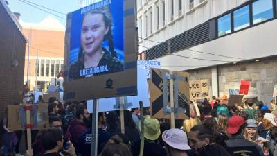 Cerca de 500 mil pessoas marcharam em Montreal liderados pela activista ambiental GretaThunberg