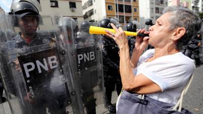 Cerca de mil membros das forças policiais venezuelanas desertam para a Colômbia