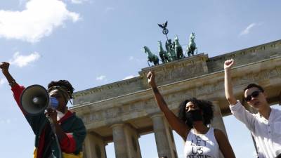 Cerca de mil pessoas manifestaram-se de novo em Berlim exigindo justiça para George Floyd