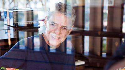 Chico Buarque diz-se duplamente premiado se Bolsonaro não assinar o Prémio Camões