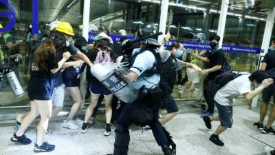 China descreve manifestações no aeroporto de Hong Kong como “quase terroristas”