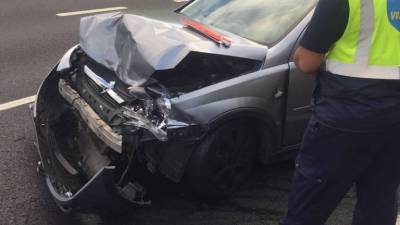 Choque em cadeia envolve quatro carros e ‘entope’ via rápida