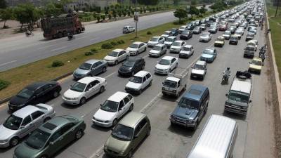 Choque entre camião e autocarro a caminho de um casamento causa 15 mortos no Paquistão