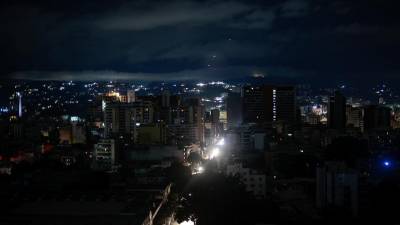 Chuvas e ‘apagões’ cortam circulação e comunicações em Caracas