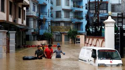 Chuvas torrenciais e deslizamentos de terras matam dezenas de pessoas no Nepal