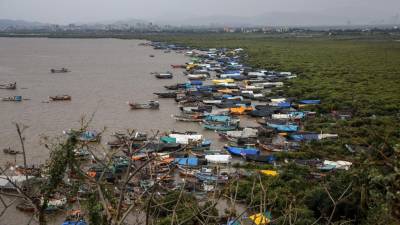 Ciclone Nisarga chega a Mumbai, Índia, com ventos fortes e risco iminente de inundações