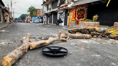 Cidade de Urña acorda sob escombros após confrontos devido à chegada de ajuda humanitária à Venezuela