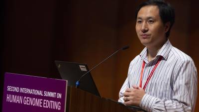 Cientista que terá criado primeiros bebés geneticamente manipulados suspende ensaios