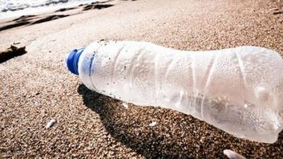 Cientistas tentam criar plásticos ‘amigos’ do ambiente a partir de compostos orgânicos