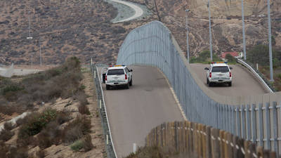 Cinco imigrantes morreram após perseguição policial na fronteira EUA/México