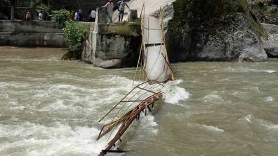 Cinco mortos e 12 desaparecidos em queda de ponte na Caxemira paquistanesa