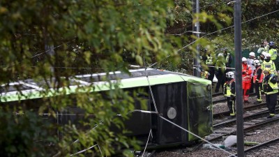Cinco mortos e 50 feridos no descarrilamento de um elétrico em Londres