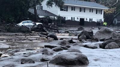 Cinco mortos na Califórnia onde chuva e lama inunda áreas ardidas