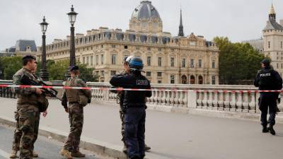 Cinco pessoas detidas no âmbito dos quatro assassinatos na sede da polícia em Paris