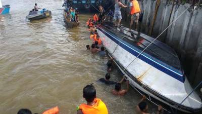 Cinco pessoas morreram e 13 ficaram feridas numa colisão de barcos na Indonésia