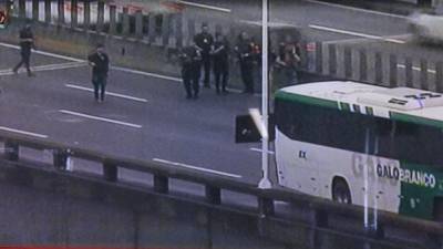 Cinco reféns são libertados do autocarro sequestrado na ponte Rio de Janeiro