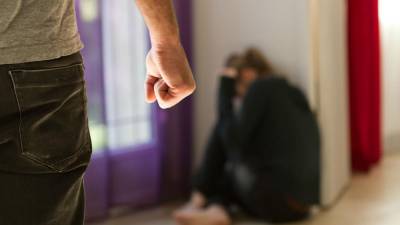 Cinquenta textos sobre 50 mulheres alertam para a violência doméstica em seis países