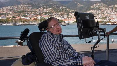 Cinzas de cosmólogo Stephen Hawking vão ser sepultadas na abadia de Westminster