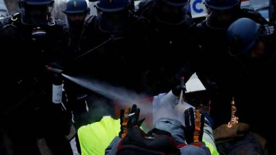 ‘Coletes amarelos’ mobilizaram 66 mil manifestantes em França