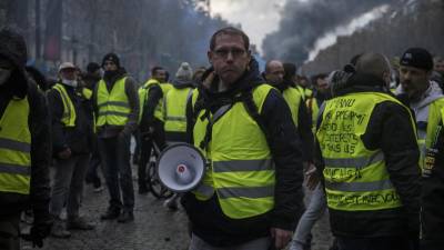 “Coletes amarelos” provocam os primeiros incidentes hoje em Paris