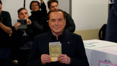 Coligação de direitas de Berlusconi perfila-se como vencedora em Itália