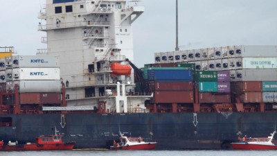 Colisão de dois navios provoca derrame de petróleo na Malásia