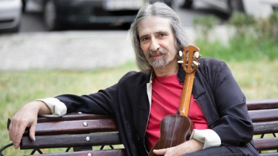 Com cavaquinho e braguinha, Júlio Pereira edita álbum “Praça do Comércio”