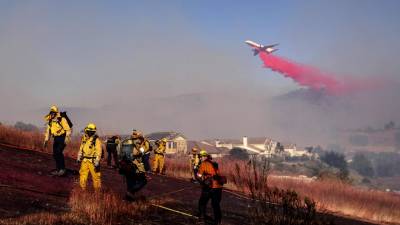 Combate a dois incêndios no sul da Califórnia regista progressos