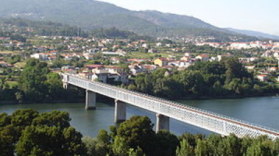 Concerto a dez pianos tocados em simultâneo na ponte internacional Valença-Tui