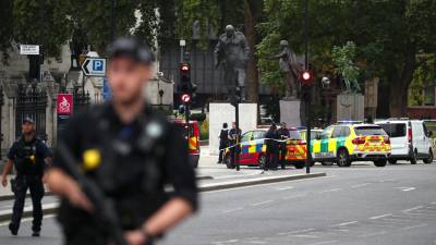 Condutor do carro que colidiu contra barreiras do Parlamento detido sob suspeita de acto terroristta