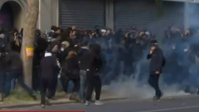 Confrontos durante manifestação do 1.º de Maio entre grupos radicais e polícia no centro de Paris