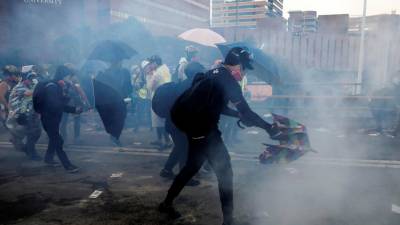 Confrontos em Hong Kong aumentam de tom e obrigam a reforço policial