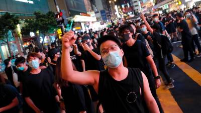 Confrontos entre manifestantes e polícia antimotim em Hong Kong