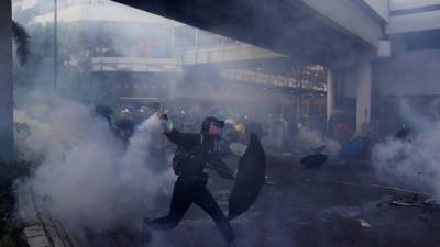 Confrontos violentos entre manifestantes e polícia espalham-se por Hong Kong