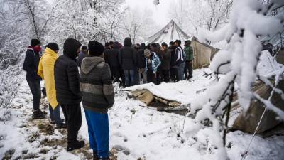 Conselho da Europa alerta que frio põe em risco vida de refugiados em campo bósnio