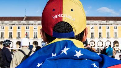 Controladoria ordena bloqueio de transacções financeiras do opositor Juan Guaidó