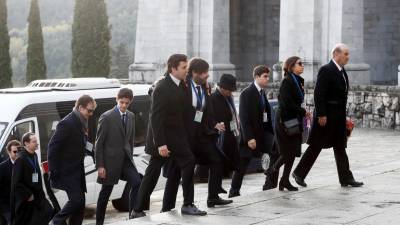 Corpo de Franco enterrado pela segunda vez em cerimónia privada apenas com família
