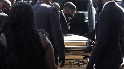 Corpo de George Floyd chega a Houston e fica seis horas em câmara ardente