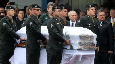 Corpos de futebolistas e dirigentes mortos em acidente aéreo chegaram a Chapecó